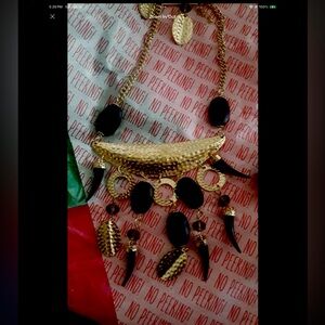 BLACK GOLD TONE LUCKY HORN HAMMERED STATEMENT NECKLACE & EARRING SET NW VINTAGE